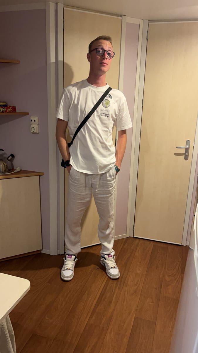 Djuliann - Jeune gay à Zwillikon Profil de Djuliann, 40 ans, Jeune gay à Zwillikon (Zurich)